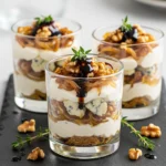 Tiramisu salé chic au fromage bleu, noix croquantes et thym frais